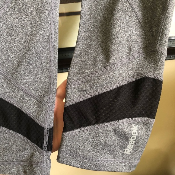 SOLD 🔴 Reebok Capri leggings - Picture 2 of 5